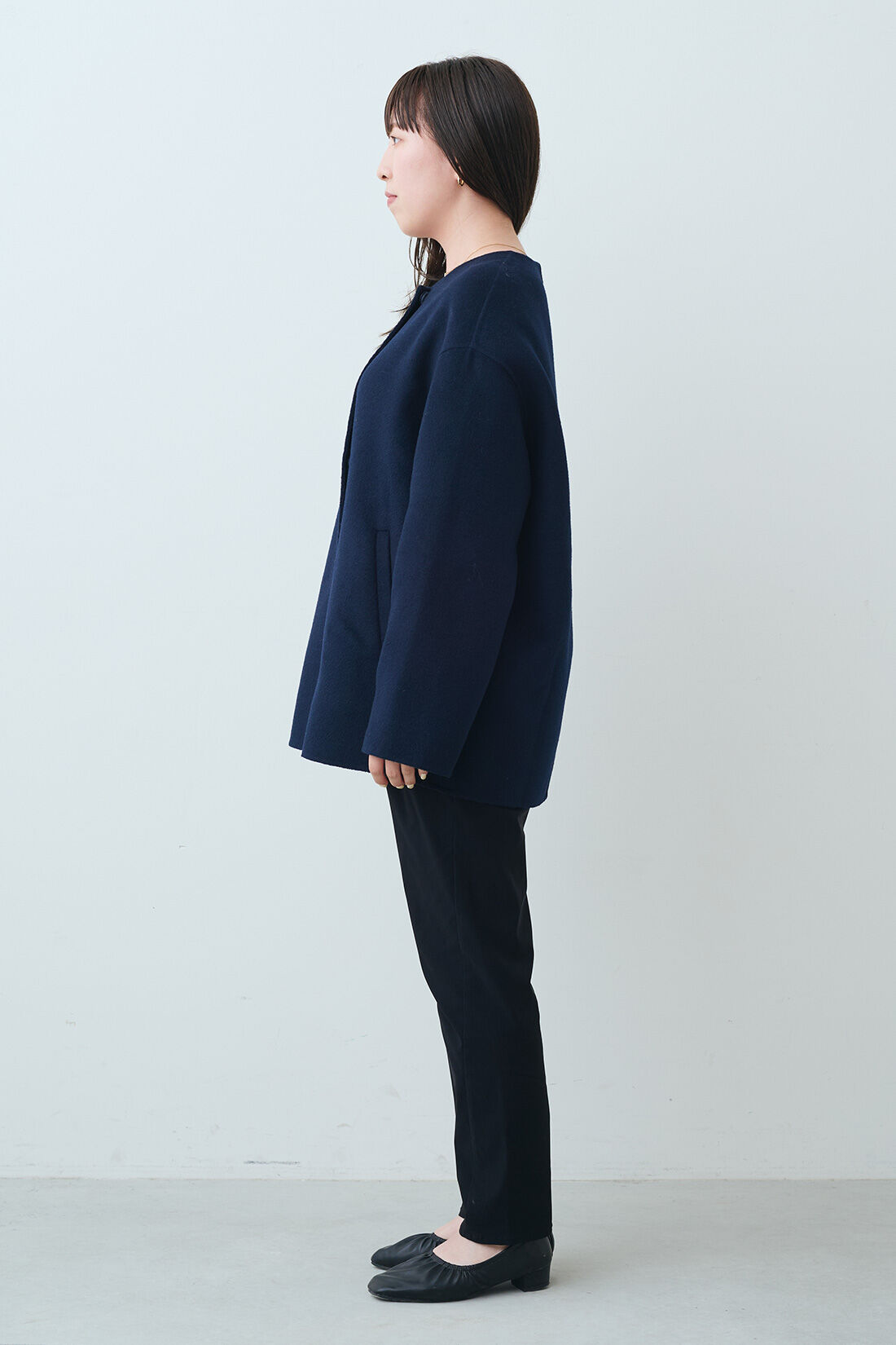 THREE FIFTY STANDARD|THREE FIFTY STANDARD リバー仕立てのウール混ノーカラーコート〈ネイビー〉|モデル身長：159cm　着用サイズ：M