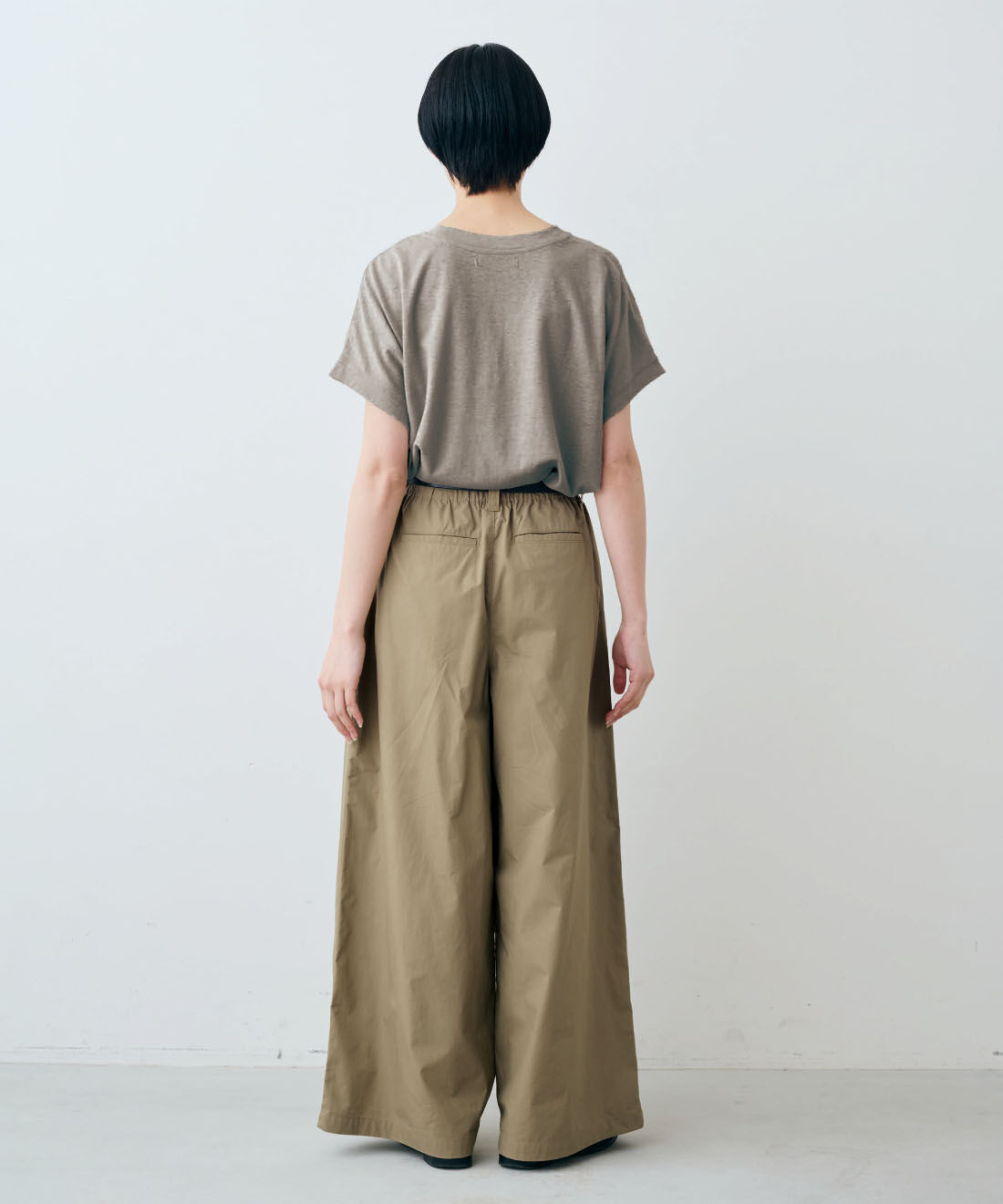 THREE FIFTY STANDARD［スリーフィフティースタンダード］|THREE FIFTY STANDARD　光沢感がきれいな接触冷感素材のワイドパンツ〈カーキベージュ〉|モデル身長：163cm　着用サイズ：M