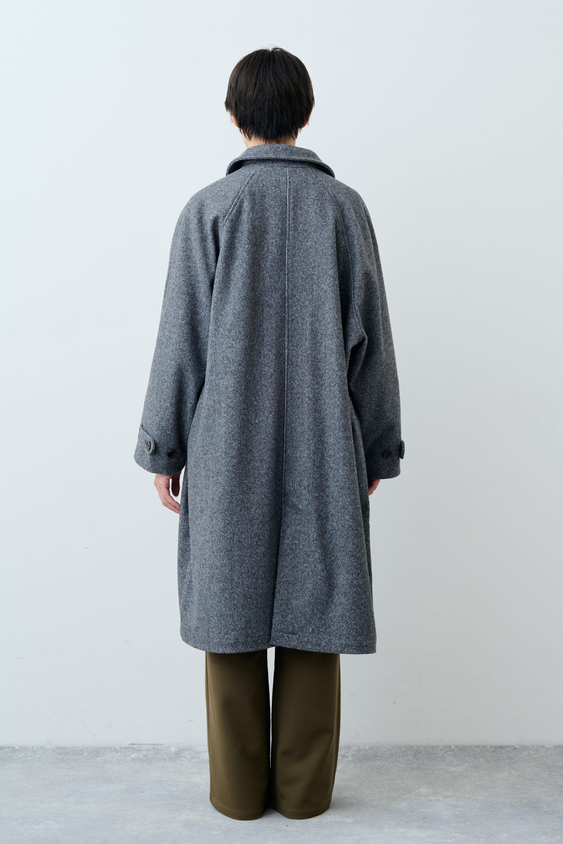 THREE FIFTY STANDARD|小谷 実由さんと作った チェック柄のアンクルコート〈グレー〉とフライス編みのストレッチラグランスリーブTシャツの会とゆるっとワイドパンツ〈カーキ〉のコーディネート|モデル身長：163cm 着用サイズ：M