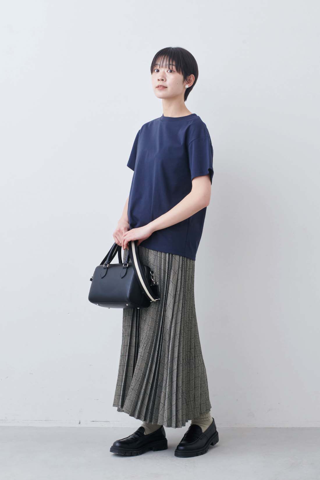 THREE FIFTY STANDARD|THREE FIFTY STANDARD　シルキーな肌ざわりのベーシックなTシャツの会|モデル身長：163cm　着用サイズ：M