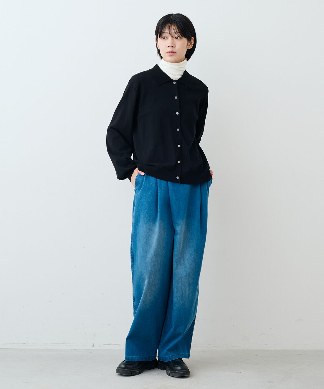 THREE FIFTY STANDARD［スリーフィフティースタンダード］|THREE FIFTY STANDARD　コットン100％のポロカラーカーディガン〈ブラック〉|モデル身長：163cm　着用サイズ：M