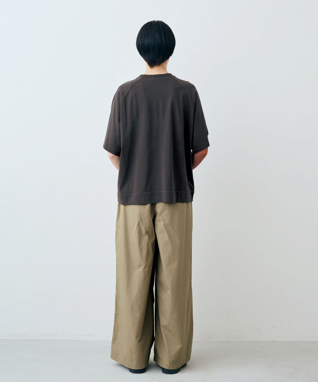 THREE FIFTY STANDARD［スリーフィフティースタンダード］|綿100％ 上品 接触冷感素材 ワイドパンツ 〈カーキベージュ〉のコーディネート