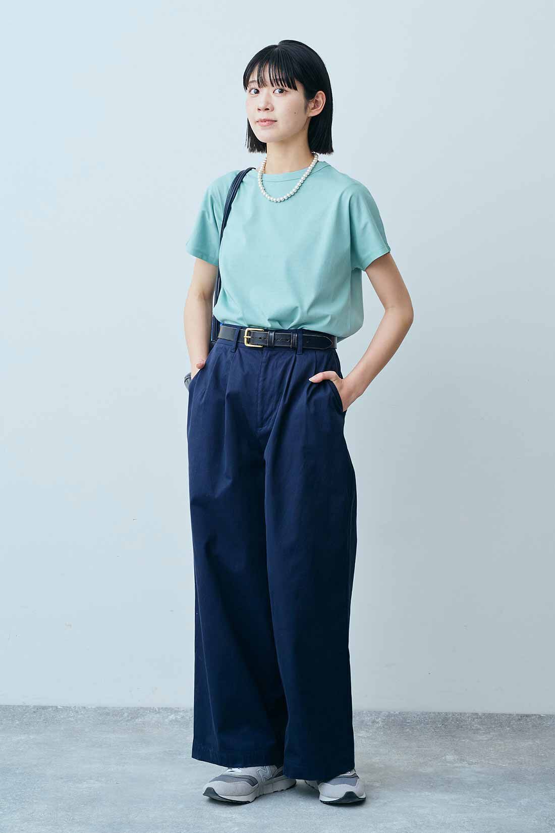 THREE FIFTY STANDARD|汗じみ軽減加工 フレンチスリーブ Tシャツとタック チノワイドパンツ〈ネイビー〉のコーディネート|モデル身長:163cm 着用サイズ:M THREE FIFTY STANDARD|汗じみ軽減加工 フレンチスリーブ Tシャツとタック チノワイドパンツ〈ネイビー〉のコーディネート|モデル身長:163cm 着用サイズ:M