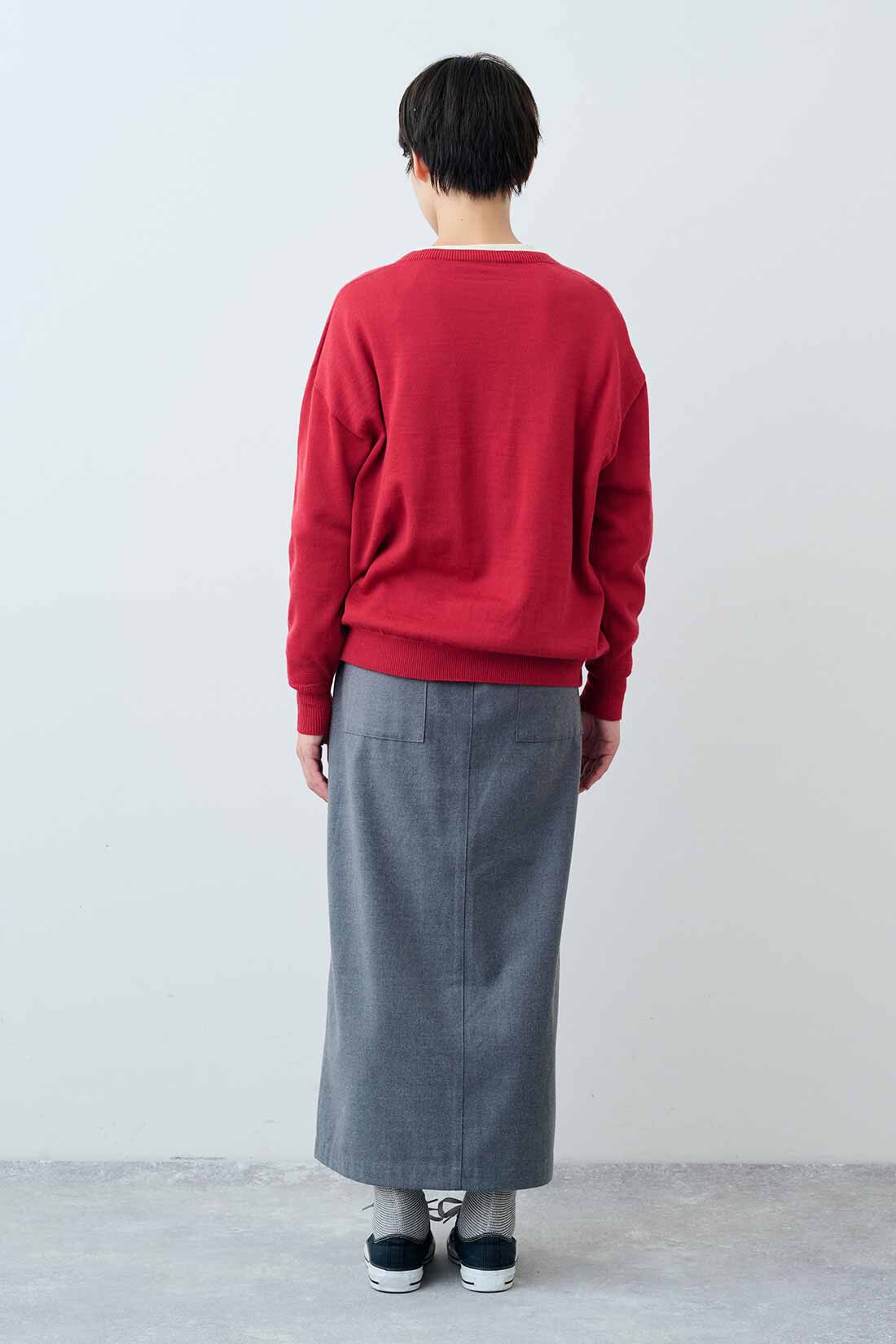 THREE FIFTY STANDARD|THREE FIFTY STANDARD　メリノウールのベーシックセーター〈レッド〉|モデル身長：163cm　着用サイズ：M