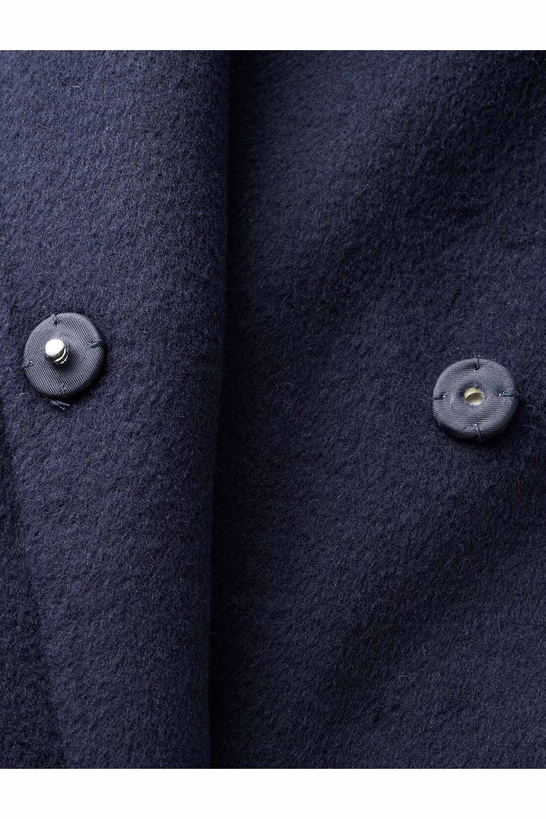 THREE FIFTY STANDARD|THREE FIFTY STANDARD リバー仕立てのウール混ノーカラーコート〈ネイビー〉|軽くて暖かなウール混の裏地のないリバー素材。スナップボタンで着脱もスムーズに。