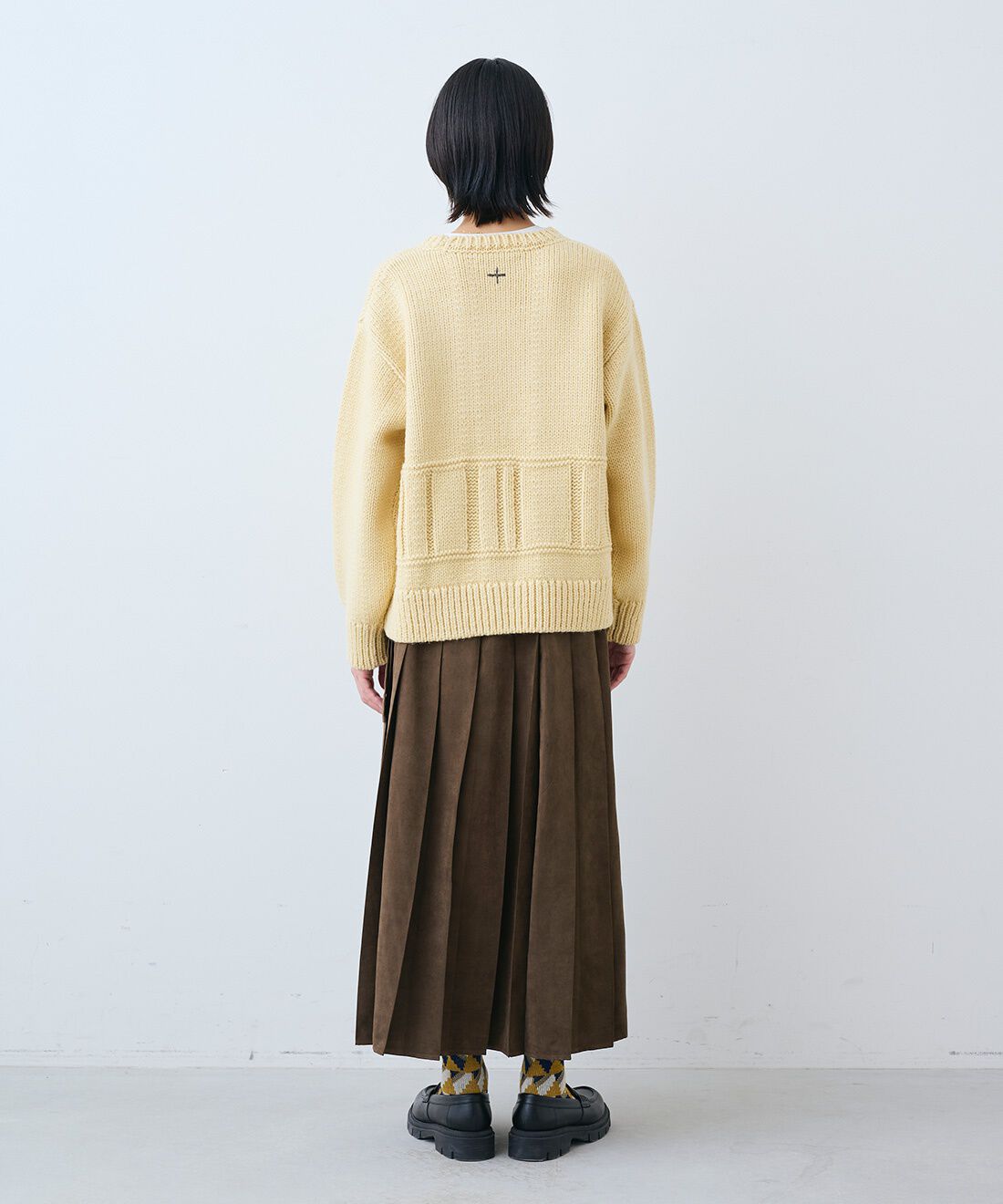 THREE FIFTY STANDARD|小谷実由さんと作ったローゲージニット〈クリーム〉とレザーのワイド ボストンバッグ〈ブラック〉のコーディネート