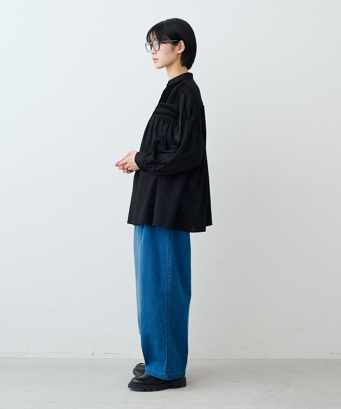 THREE FIFTY STANDARD［スリーフィフティースタンダード］|ピンタックのオーバーブラウスＢＫ　ＴＦＳとラップデニムワイドパンツＴＦＳのコーディネート|モデル身長：163cm 着用サイズ：M