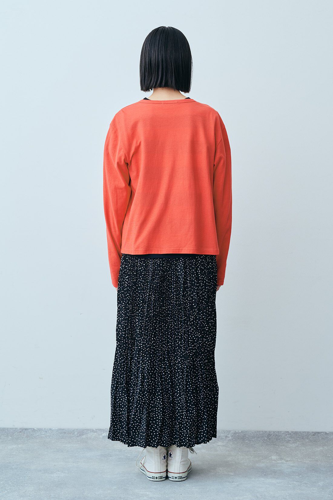 THREE FIFTY STANDARD|コットン素材 クルーネックカーディガンと変形ドット柄 ランダムプリーツスカート〈ブラック〉のコーディネート|モデル身長：163cm 着用サイズ：M