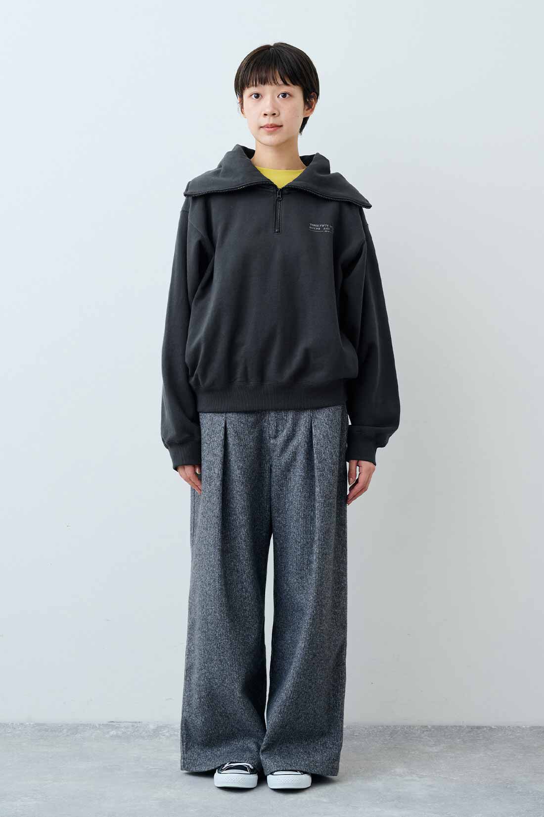 THREE FIFTY STANDARD|THREE FIFTY STANDARD　セーラー風のハーフジップスウェット〈チャコールグレー〉|モデル身長：163cm　着用サイズ：M