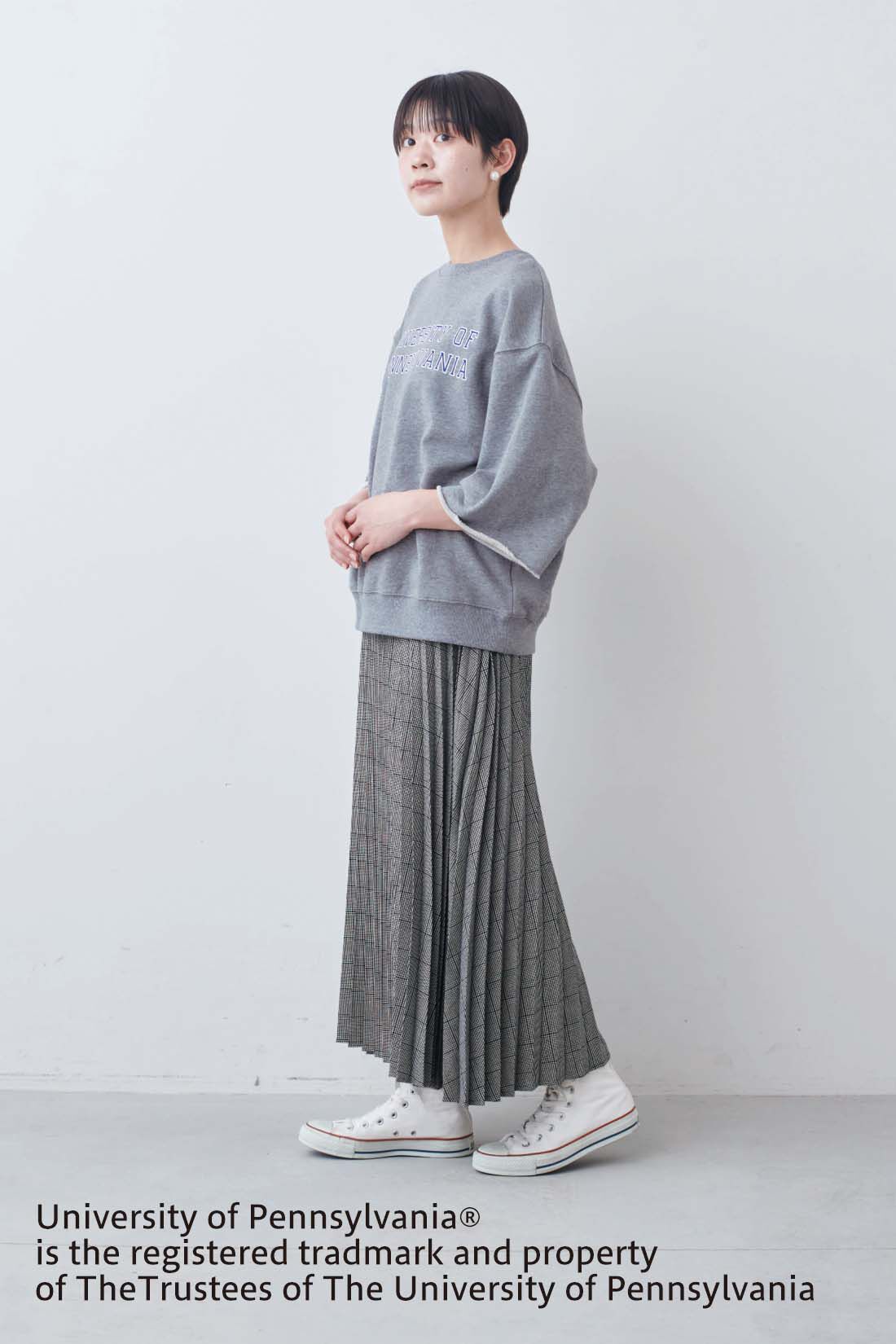 THREE FIFTY STANDARD|THREE FIFTY STANDARD　アメリカンカレッジ ミニ裏毛のロゴトップス〈杢グレー〉|モデル身長：163cm　着用サイズ：M