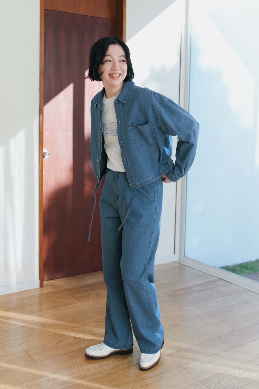 THREE FIFTY STANDARD［スリーフィフティースタンダード］|丸胴仕様のロゴプリントＴシャツ〈オフホワイト〉とライトデニムのタックワイドパンツのコーディネート