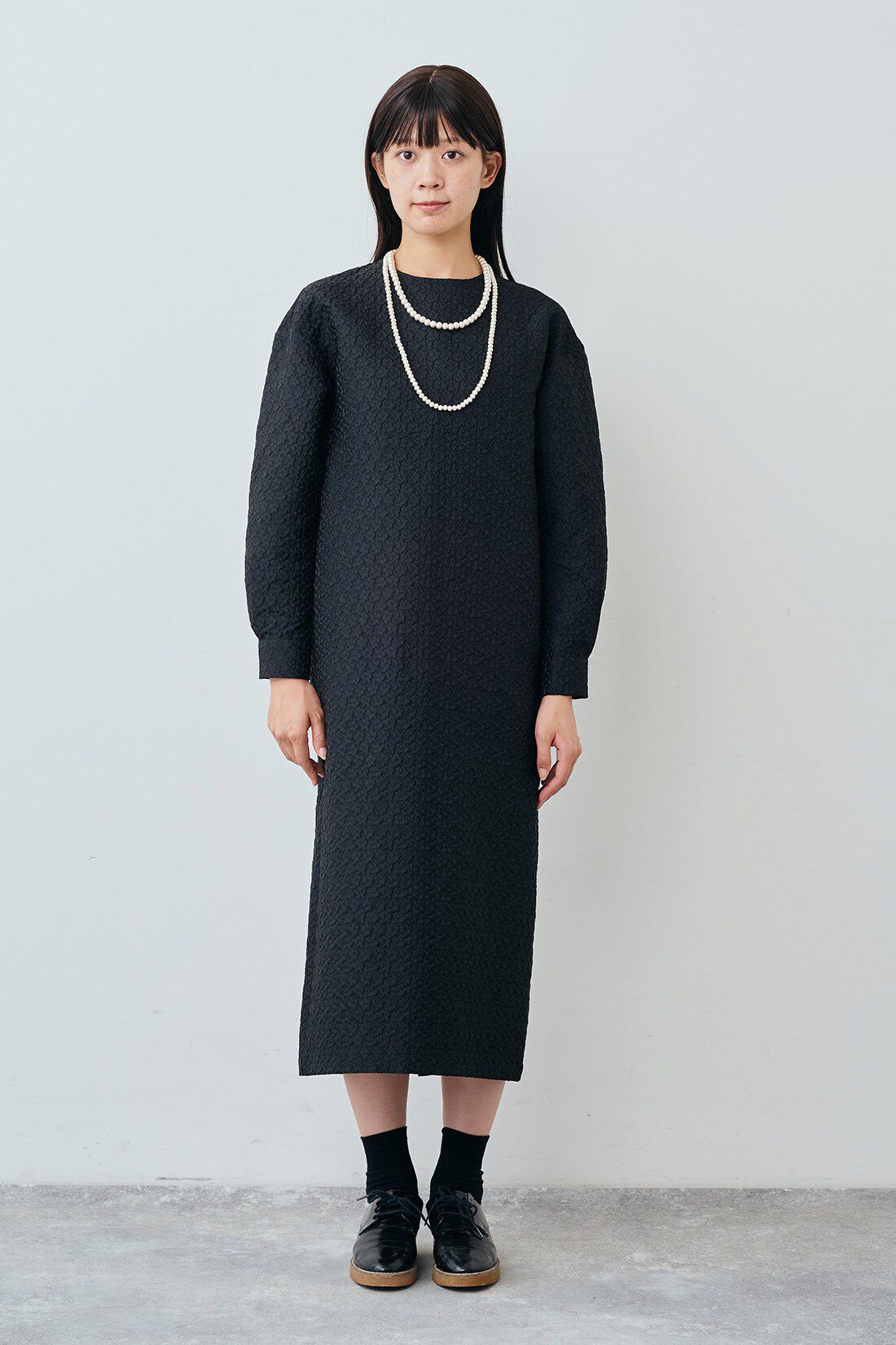 THREE FIFTY STANDARD|小谷実由さんコラボ ジャカード 花柄ワンピース〈ブラック〉と桜の木のウッドパールネックレス TFSのコーディネート THREE FIFTY STANDARD|小谷実由さんコラボ ジャカード 花柄ワンピース〈ブラック〉と桜の木のウッドパールネックレス TFSのコーディネート