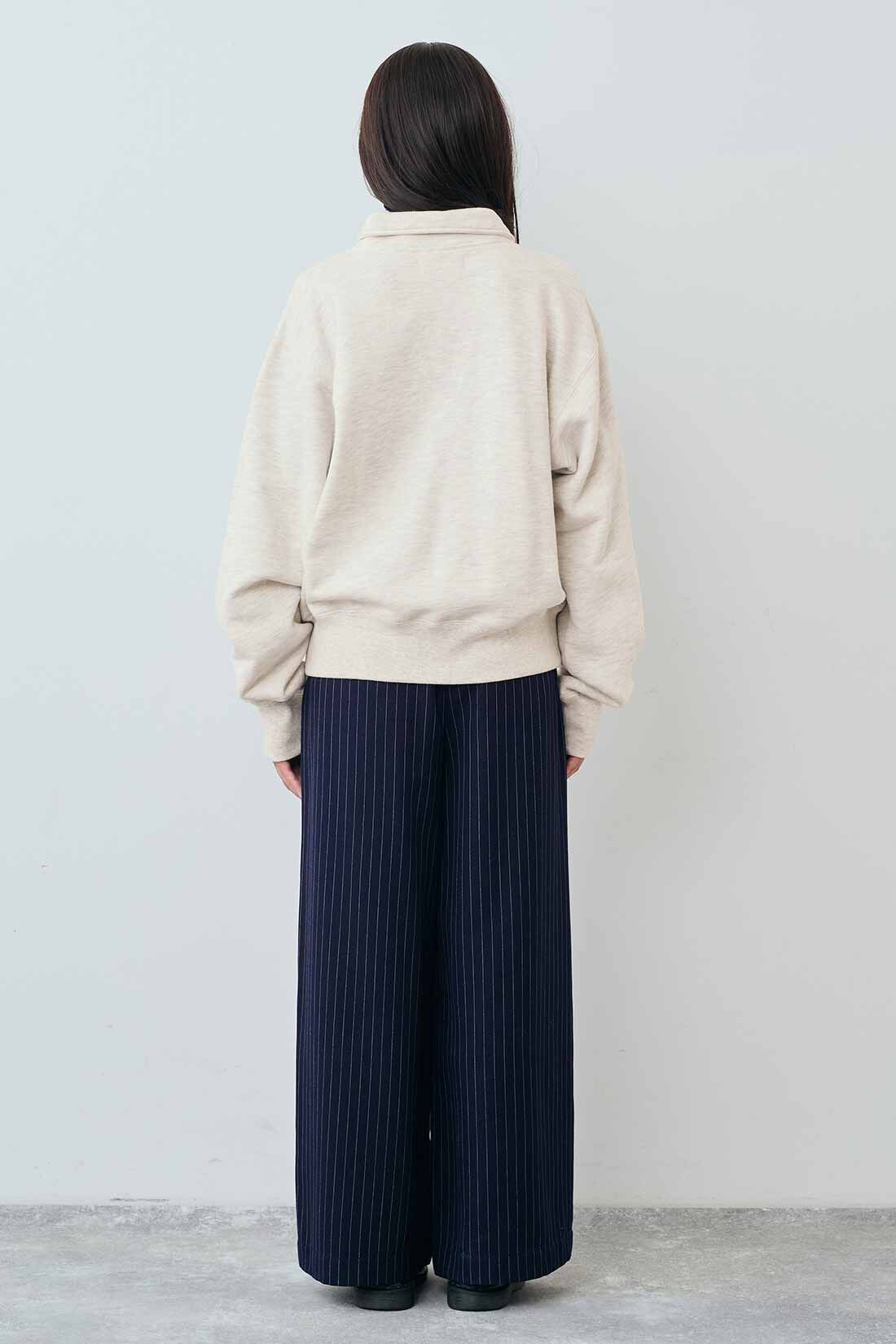 THREE FIFTY STANDARD［スリーフィフティースタンダード］|コットン100％のリブタートルとウエスト総ゴム ピンストライプのワイドパンツ〈ネイビー〉のコーディネート