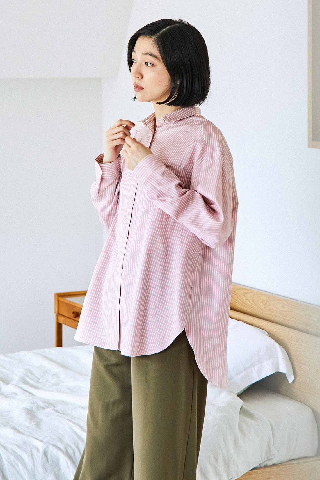 THREE FIFTY STANDARD|ピンクのストライプワイドシャツとゆるっとワイドパンツ〈カーキ〉のコーディネート