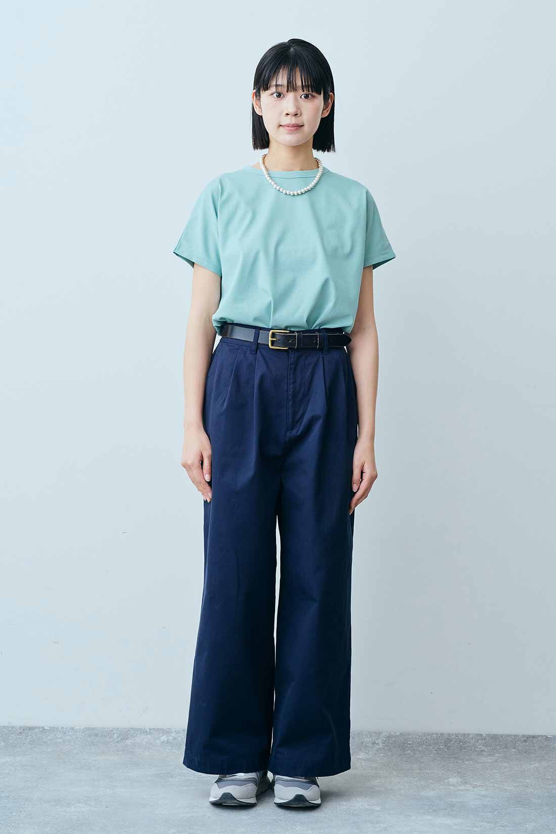 THREE FIFTY STANDARD|汗じみ軽減加工 フレンチスリーブ Tシャツとタック チノワイドパンツ〈ネイビー〉のコーディネート|モデル身長:163cm 着用サイズ:M THREE FIFTY STANDARD|汗じみ軽減加工 フレンチスリーブ Tシャツとタック チノワイドパンツ〈ネイビー〉のコーディネート|モデル身長:163cm 着用サイズ:M