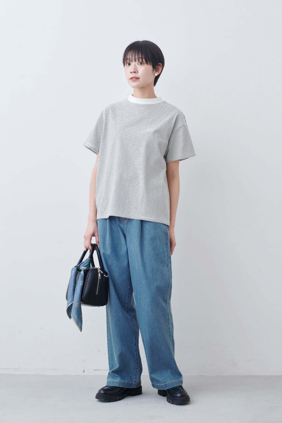 THREE FIFTY STANDARD|THREE FIFTY STANDARD　ライトデニムのタックワイドパンツ|モデル身長：163cm　着用サイズ：M