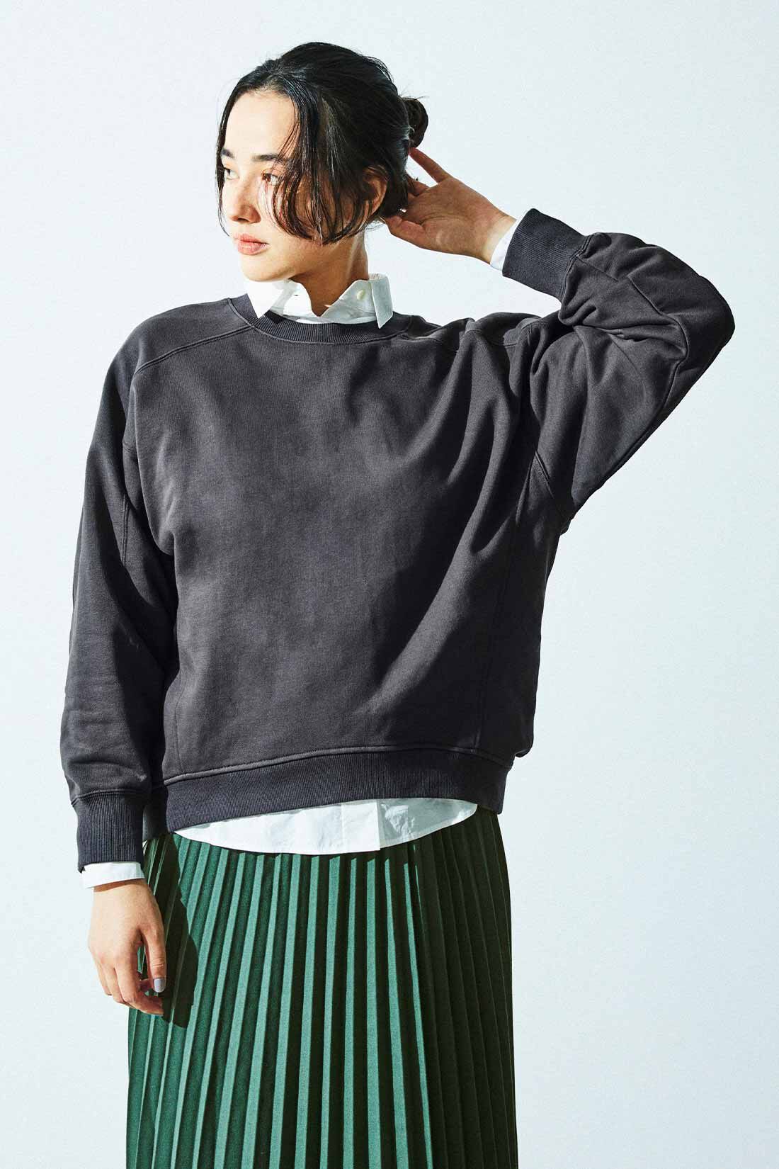 THREE FIFTY STANDARD|すそラウンド裏毛プルオーバーＧＹＴＦＳとワイドな白シャツＴＦＳのコーディネート