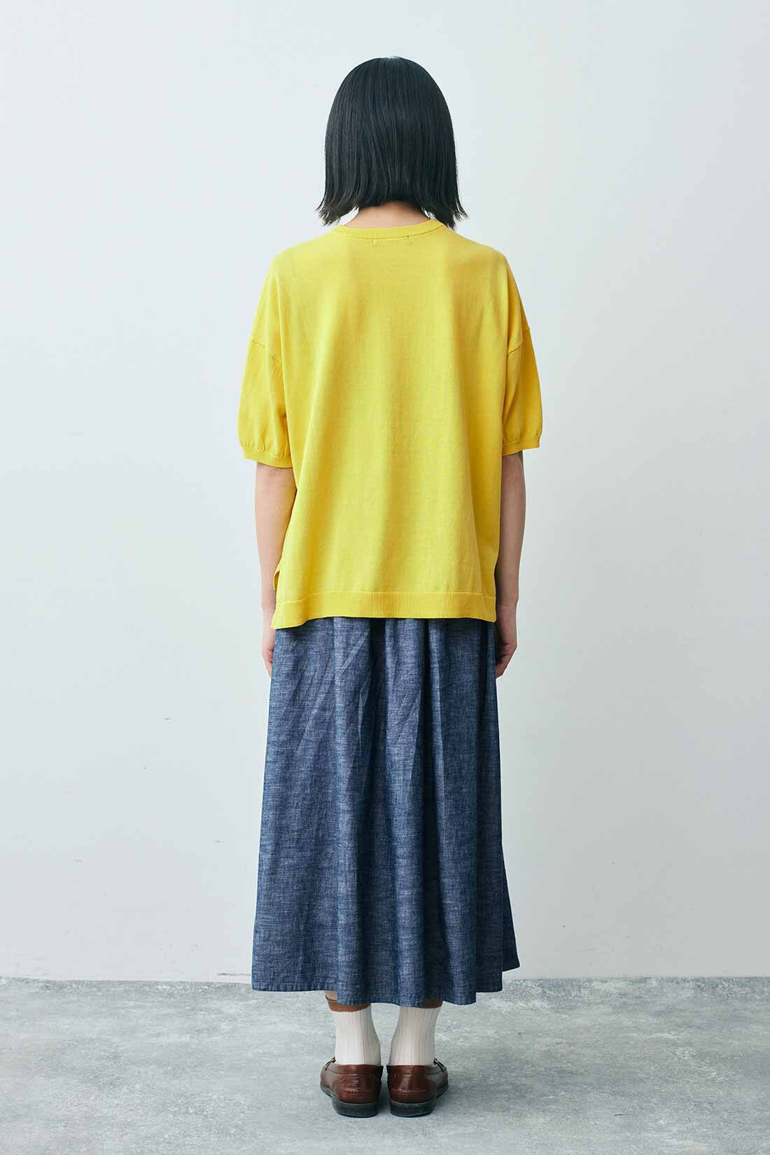 THREE FIFTY STANDARD|インディゴブルーのギャザースカート　ＴＦＳと色をきかせたソックスセットＴＦＳのコーディネート|モデル身長：163cm 着用サイズ：M