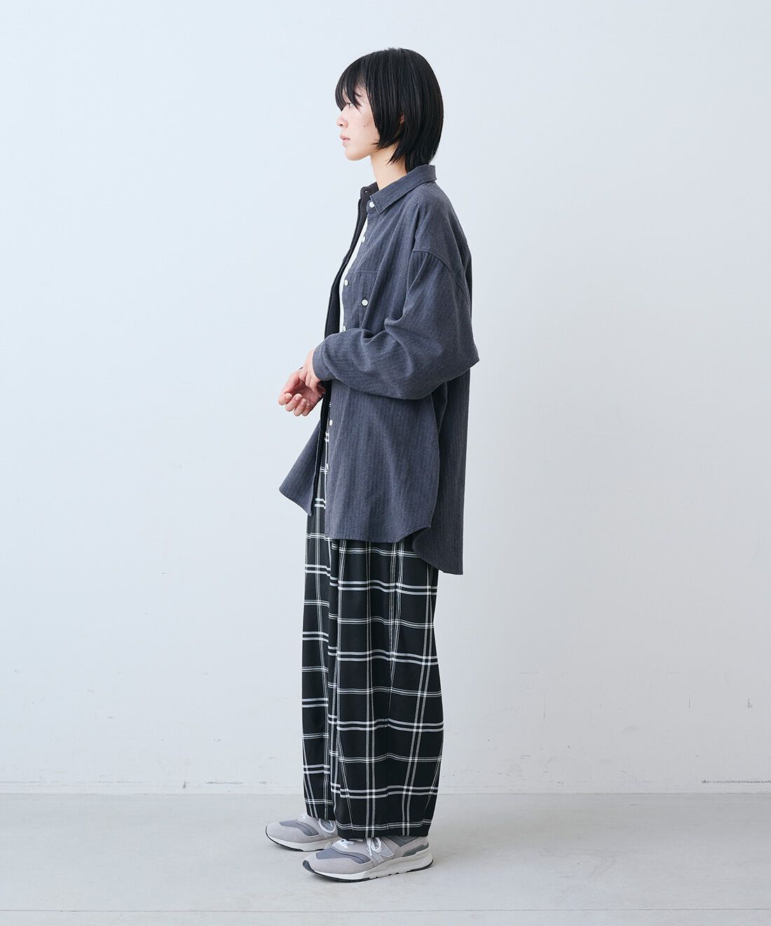 THREE FIFTY STANDARD|さらっとした肌触りのウール混Tシャツと金子敦子さんと作った チェックのズボン〈ブラック〉のコーディネート