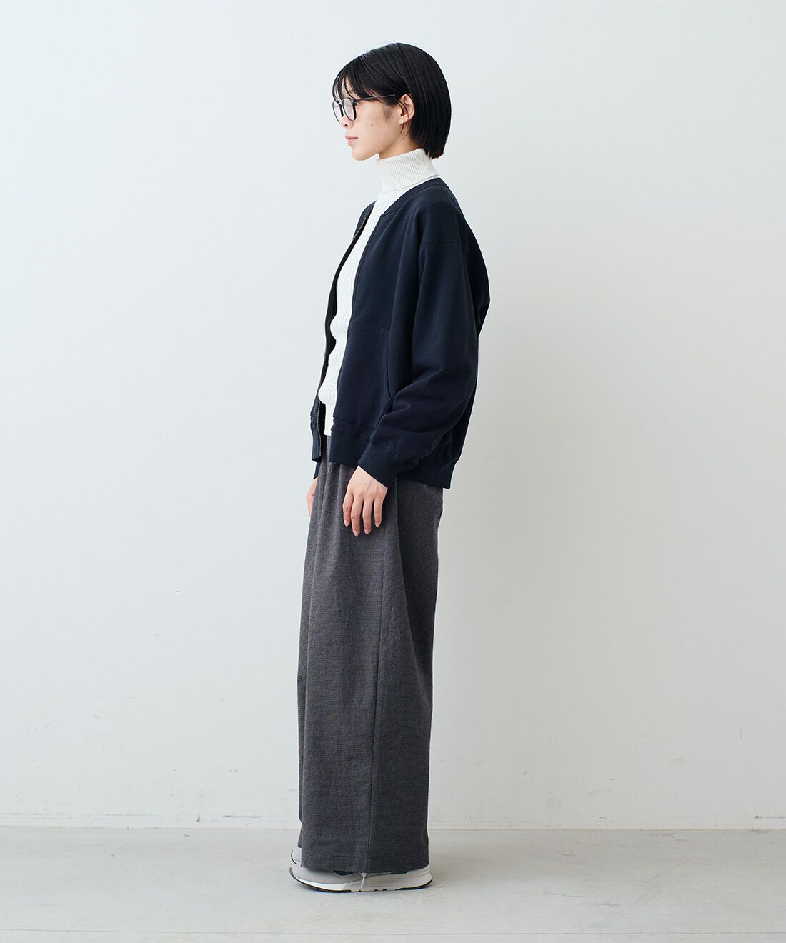 THREE FIFTY STANDARD［スリーフィフティースタンダード］|ジップアップスウェットジャケットＮＶ　ＴＦＳと千鳥格子のワイドタックパンツ　ＴＦＳとレザーのワイドボストンバッグＢＫ　ＴＦＳのコーディネート|モデル身長：163cm 着用サイズ：M