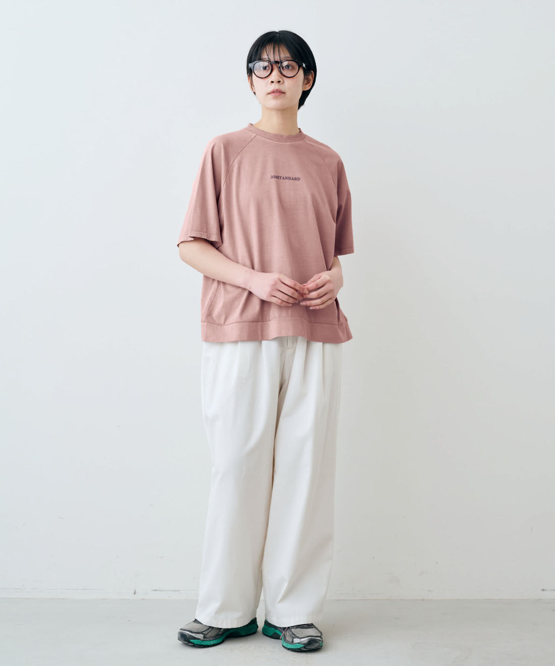THREE FIFTY STANDARD|THREE FIFTY STANDARD　ピグメント加工のロゴプリントＴシャツの会|モデル身長：163cm　着用サイズ：M