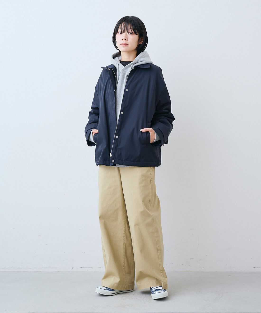 THREE FIFTY STANDARD|裏サーモライトキルトのブルゾン〈ネイビー〉とトンプキン裏毛スウェット パーカー〈杢グレー〉とすっきりノータックのチノパンツ〈ベージュ〉のコーディネート