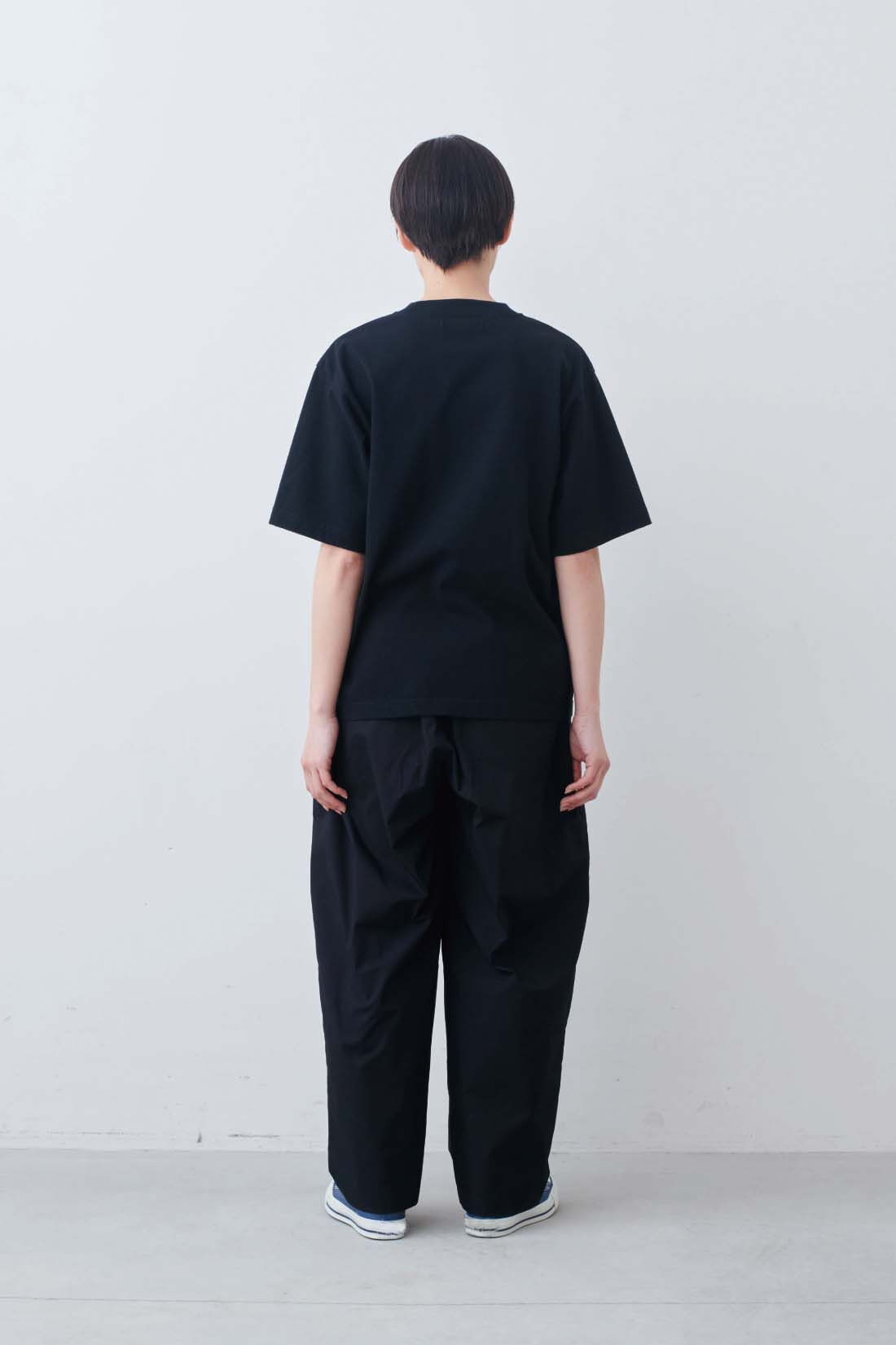 THREE FIFTY STANDARD|THREE FIFTY STANDARD　丸胴仕様のロゴプリントＴシャツ〈ブラック〉|モデル身長：163cm　着用サイズ：M