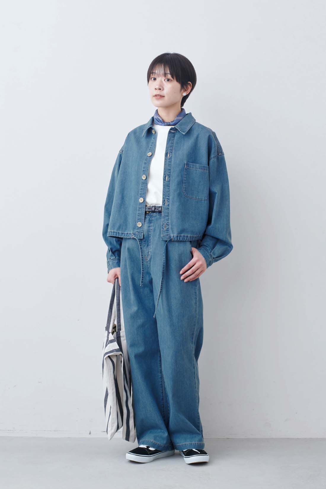THREE FIFTY STANDARD|THREE FIFTY STANDARD　ライトデニムのシャツジャケット|モデル身長：163cm　着用サイズ：M
