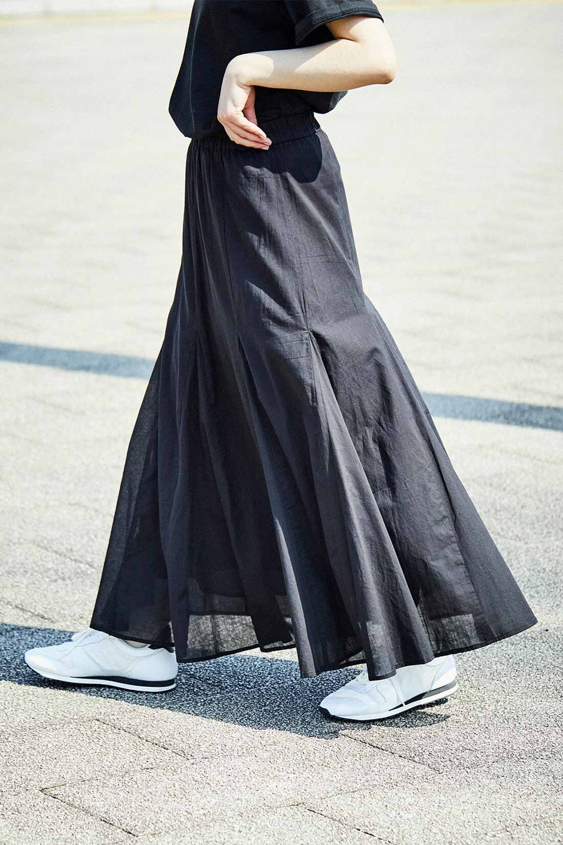 THREE FIFTY STANDARD|THREE FIFTY STANDARD すっきりシルエットのフレアースカート〈ブラック〉
