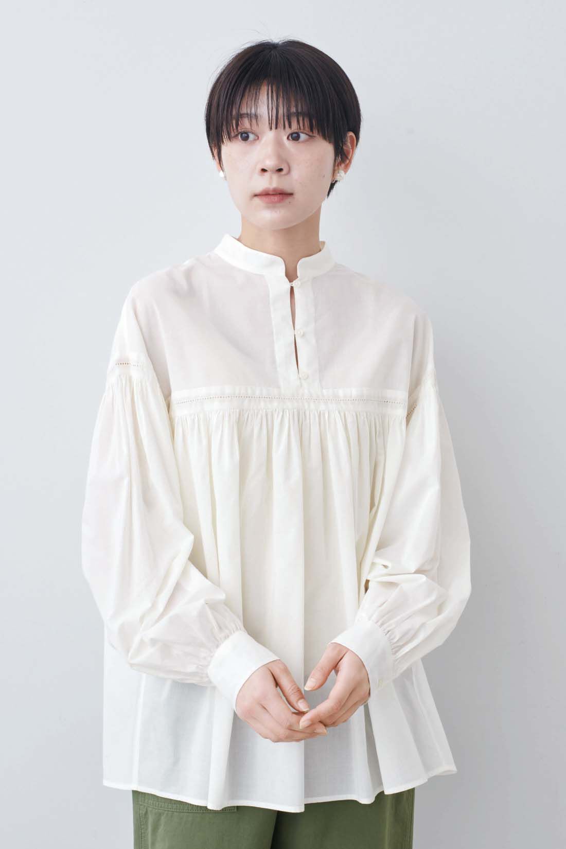 THREE FIFTY STANDARD|THREE FIFTY STANDARD　ピコ刺しゅうのコットンギャザーブラウス〈オフホワイト〉|モデル身長：163cm　着用サイズ：M