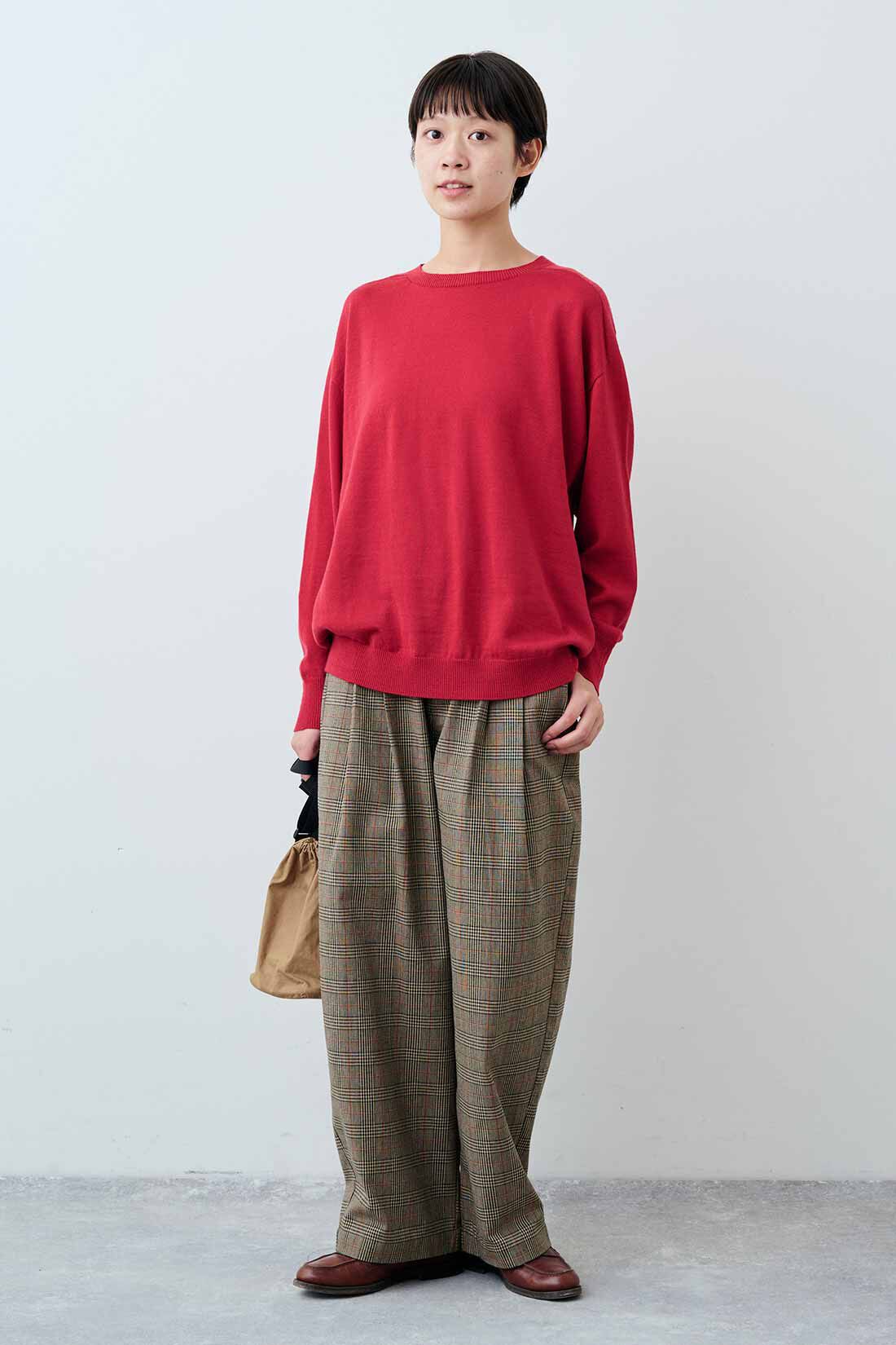 THREE FIFTY STANDARD|メリノウールのベーシックセーター〈レッド〉のコーディネート|モデル身長：163cm 着用サイズ：M