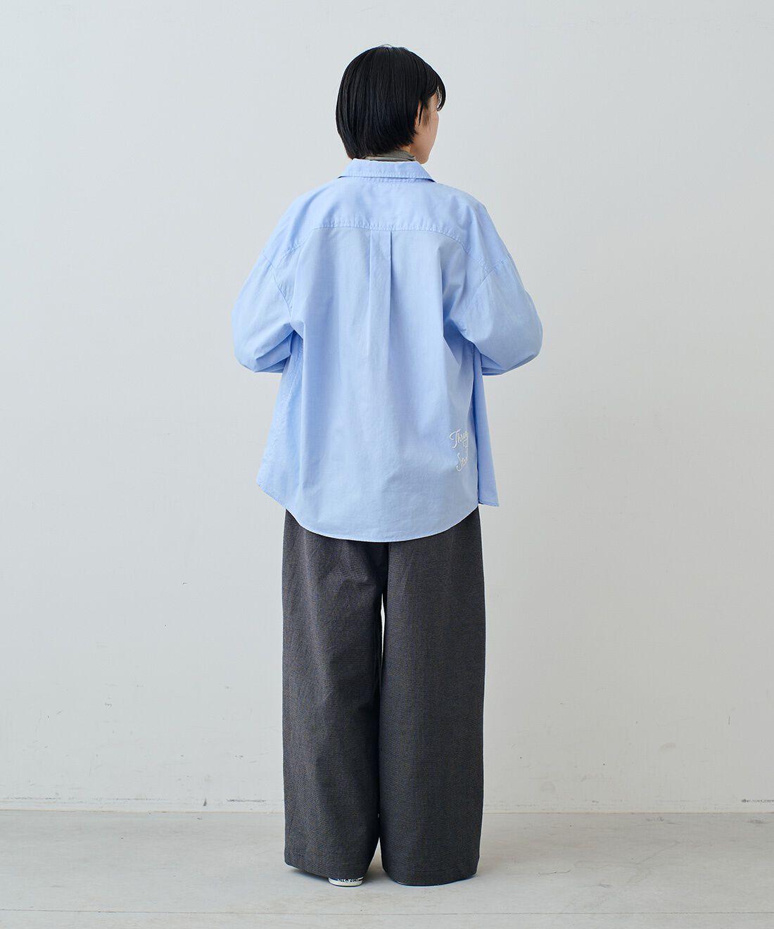 THREE FIFTY STANDARD［スリーフィフティースタンダード］|日本製の刺しゅうオックスシャツＢＬ　ＴＦＳと千鳥格子のワイドタックパンツ　ＴＦＳのコーディネート|モデル身長：163cm 着用サイズ：M