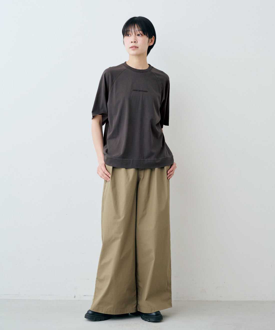THREE FIFTY STANDARD|THREE FIFTY STANDARD　ピグメント加工のロゴプリントＴシャツの会|モデル身長：163cm　着用サイズ：M