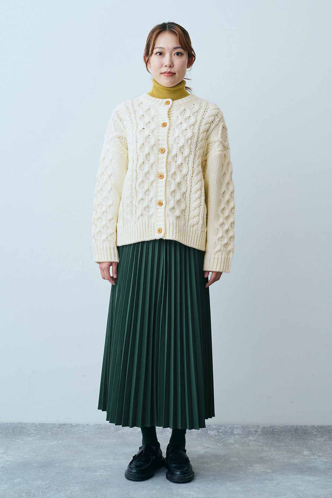 THREE FIFTY STANDARD|ケーブルニットカーディガンＴＦＳとフォレストグリーンのプリーツスカートＴＦＳのコーディネート