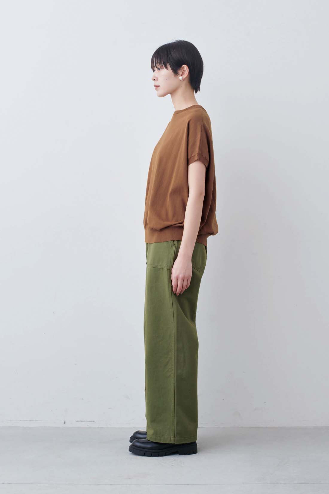 THREE FIFTY STANDARD|THREE FIFTY STANDARD　ベーシックなベイカーパンツ〈カーキグリーン〉|モデル身長：163cm　着用サイズ：M