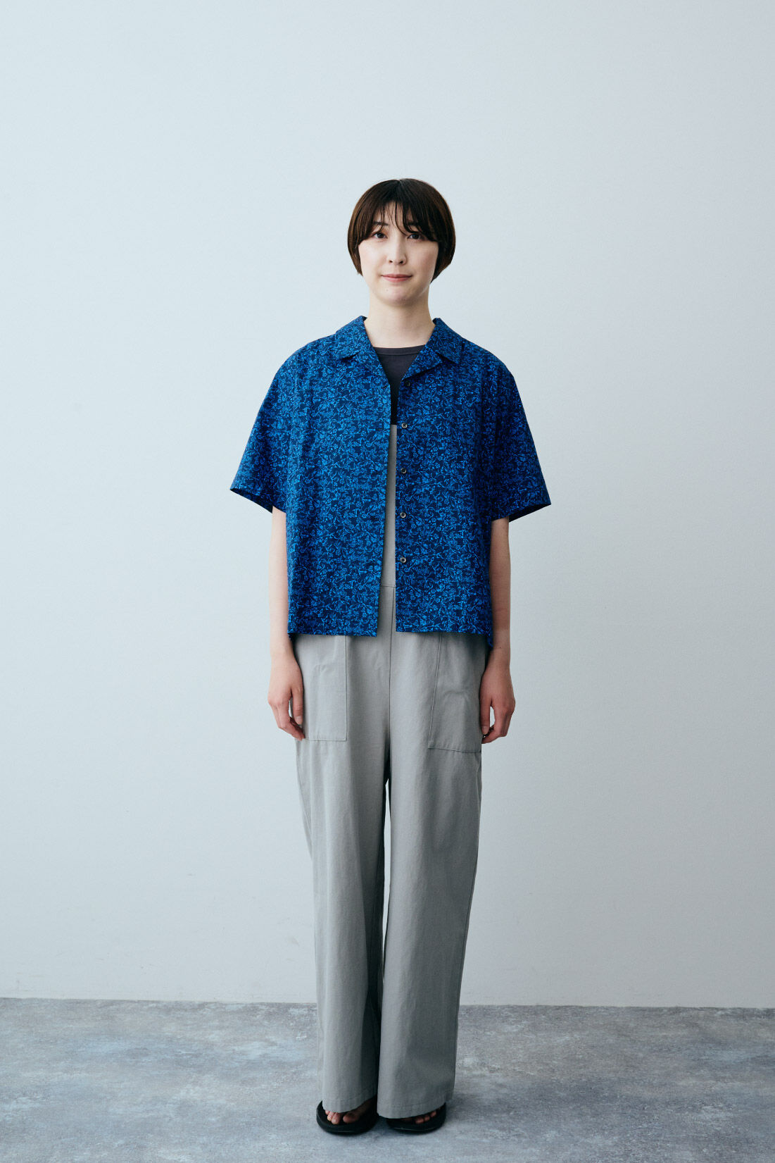 THREE FIFTY STANDARD|THREE FIFTY STANDARD シックな花柄の開衿シャツ〈ネイビー〉