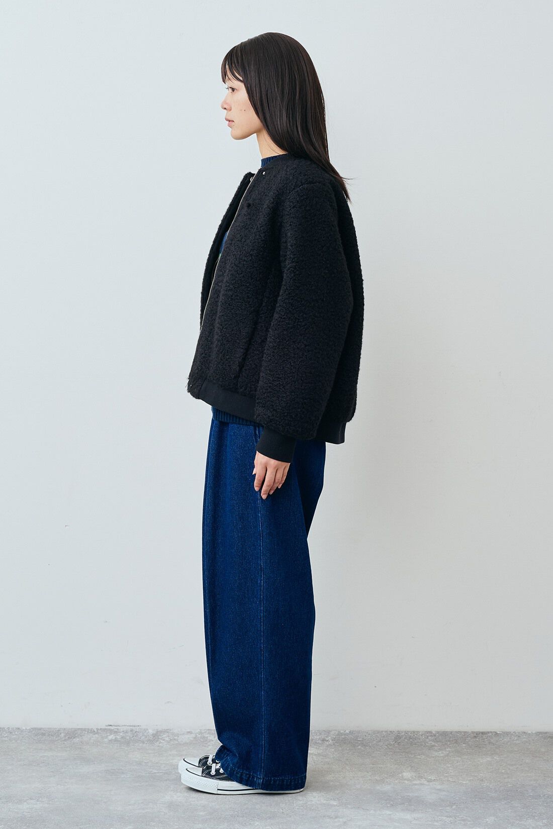 THREE FIFTY STANDARD［スリーフィフティースタンダード］|ボアジップアップブルゾン〈ブラック〉と綿100％ デニムのトラウザーパンツのコーディネート