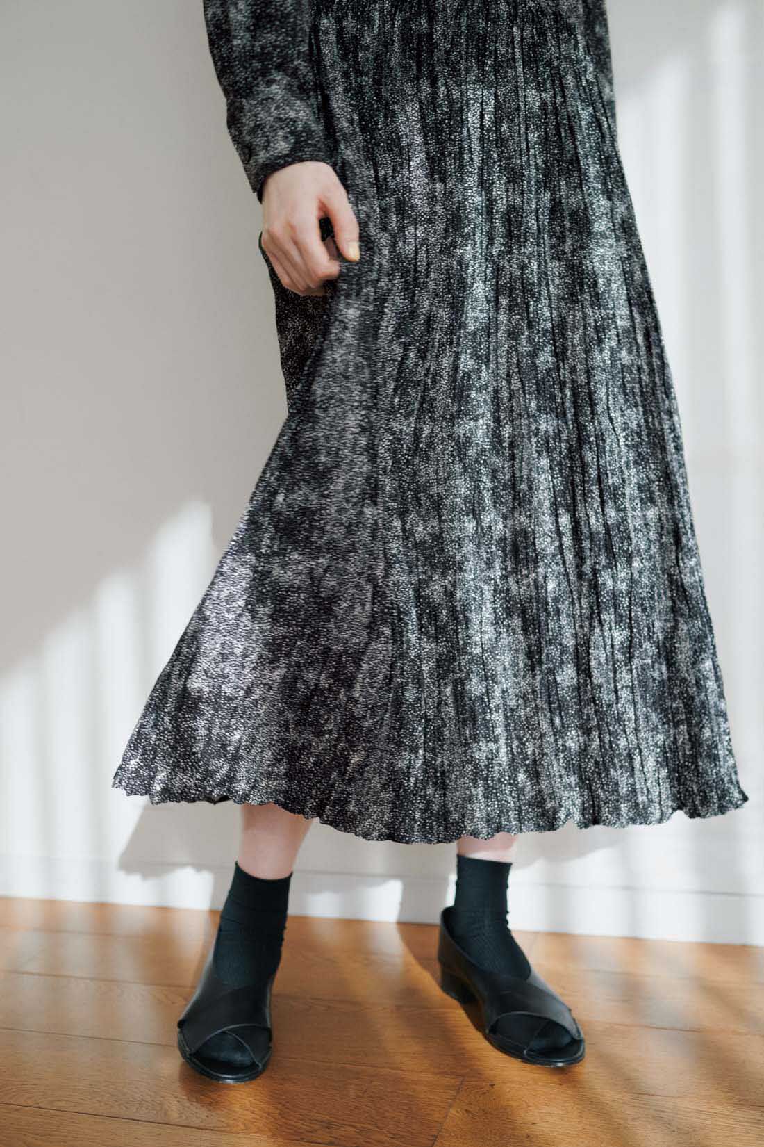 THREE FIFTY STANDARD|THREE FIFTY STANDARD　レオパード風ドット柄のプリーツ切り替えワンピース〈ブラック〉|デザインの主役は、ウエスト下で切り替えたランダムプリーツ。歩くたびに軽やかに揺れて華やか。