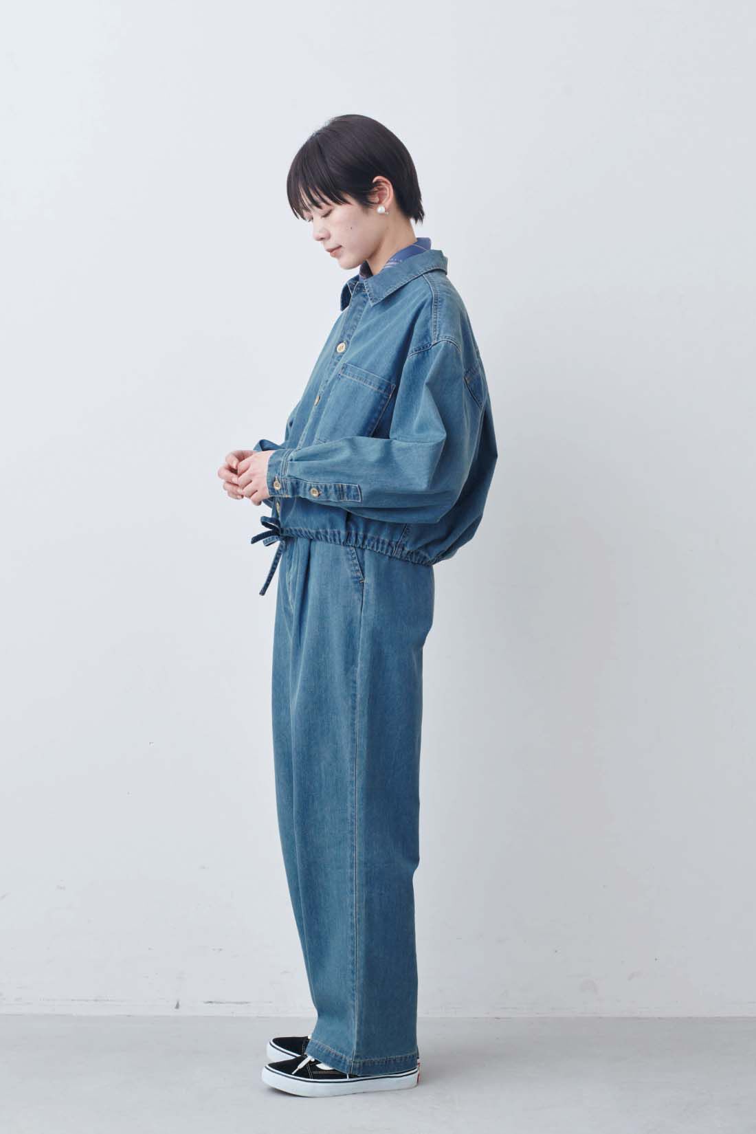 THREE FIFTY STANDARD|THREE FIFTY STANDARD　ライトデニムのタックワイドパンツ|モデル身長：163cm　着用サイズ：M