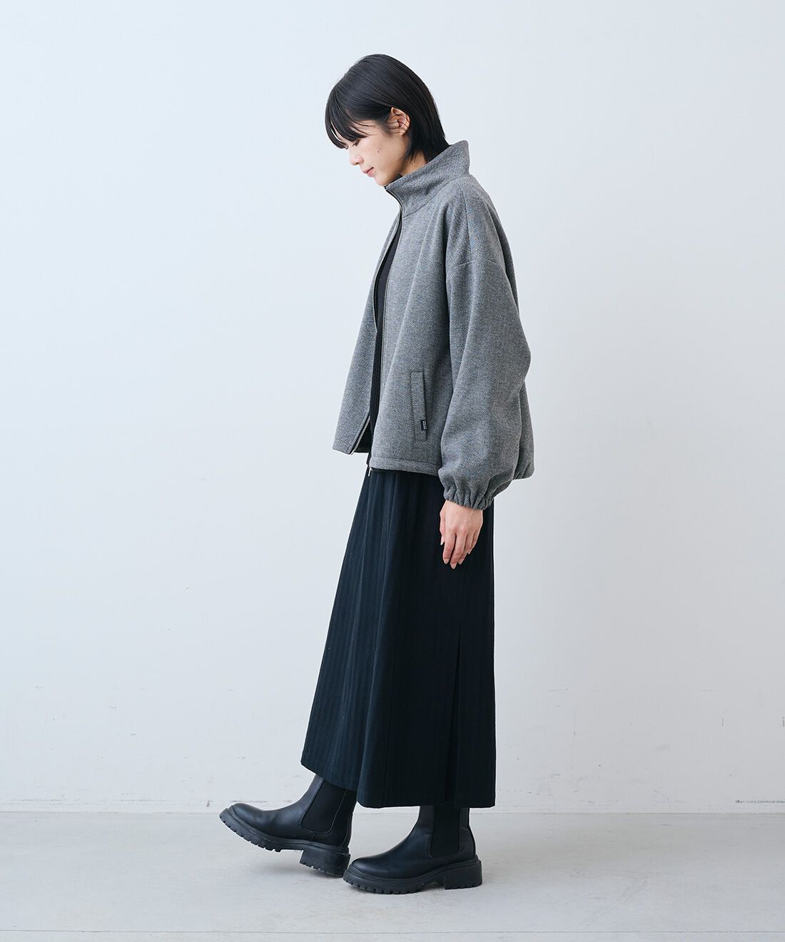 THREE FIFTY STANDARD|ヘリンボーン柄のブルゾン〈グレー〉と日本製リサイクル素材ニットセーター〈ブラック〉のコーディネート