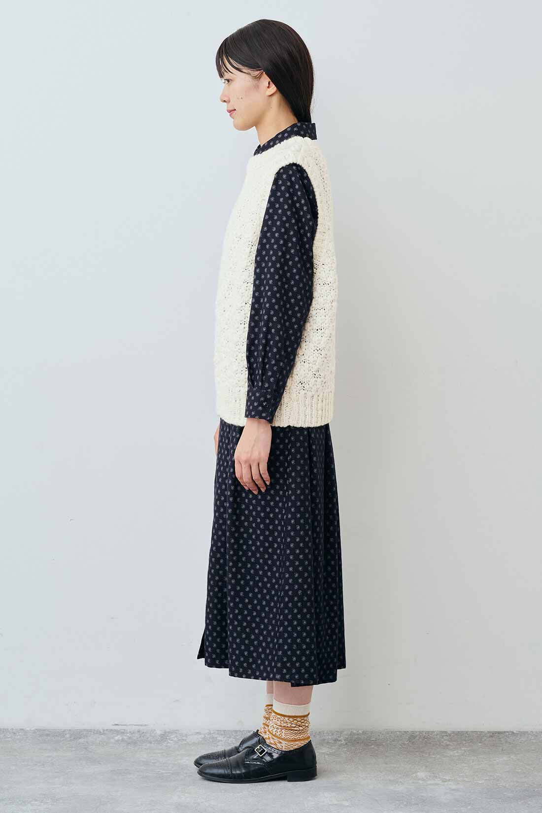 THREE FIFTY STANDARD|THREE FIFTY STANDARD 編み地にこだわったニットベスト〈オフホワイト〉|モデル身長：163cm　着用サイズ：M