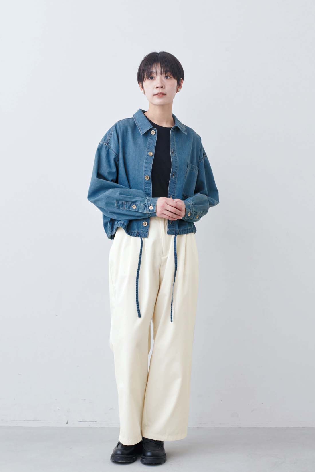 THREE FIFTY STANDARD|ライトデニムのシャツジャケットとカジュアルすぎないチノパンツ〈アイボリー〉のコーディネート