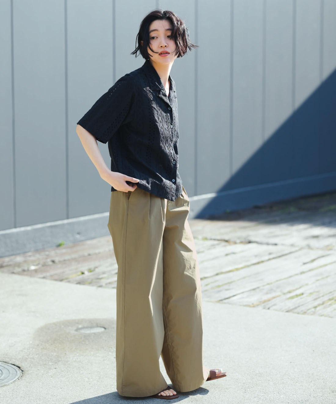 THREE FIFTY STANDARD［スリーフィフティースタンダード］|綿100％ 上品 接触冷感素材 ワイドパンツ 〈カーキベージュ〉のコーディネート