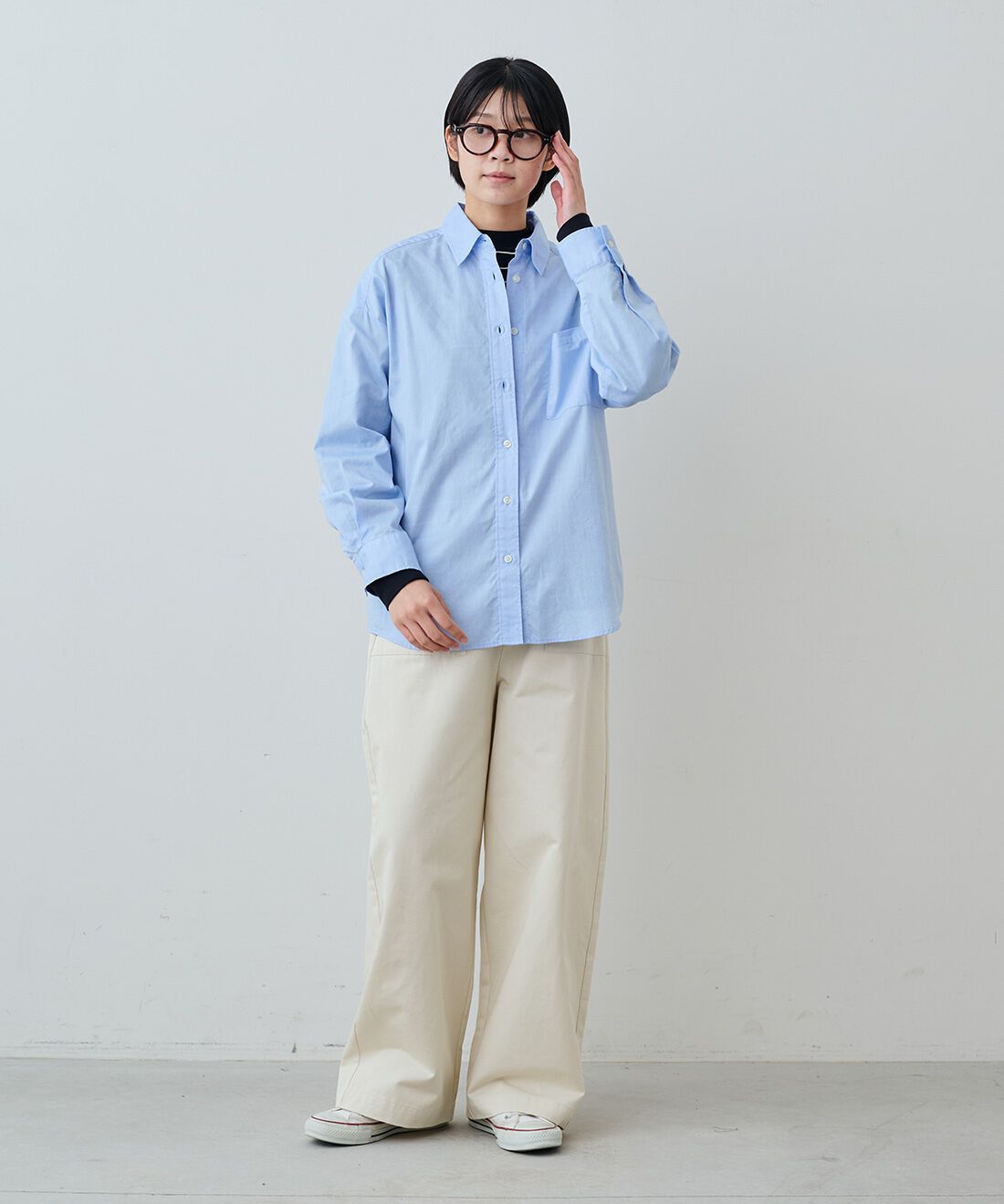 THREE FIFTY STANDARD［スリーフィフティースタンダード］|日本製の刺しゅうオックスシャツＢＬ　ＴＦＳとレトロなボーダーＴシャツ　ＴＦＳのコーディネート|モデル身長：163cm 着用サイズ：M