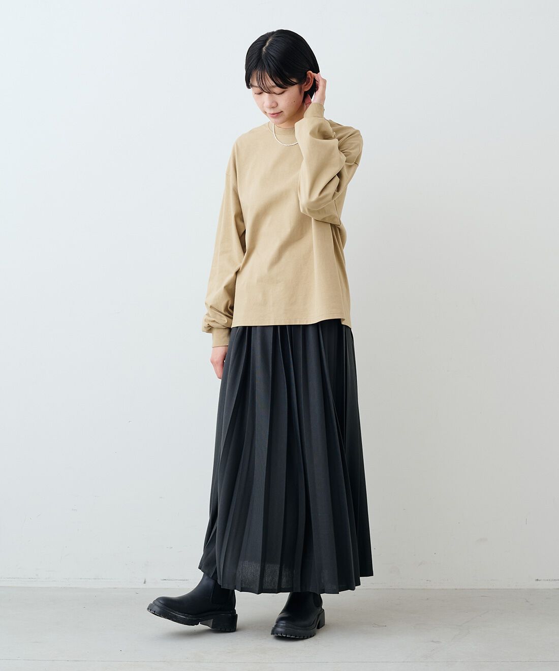 THREE FIFTY STANDARD|吸水速乾長袖Tシャツ TFSとカットソーのプリーツスカートGY TFSのコーディネート|モデル身長:163cm 着用サイズ:M THREE FIFTY STANDARD|吸水速乾長袖Tシャツ TFSとカットソーのプリーツスカートGY TFSのコーディネート|モデル身長:163cm 着用サイズ:M