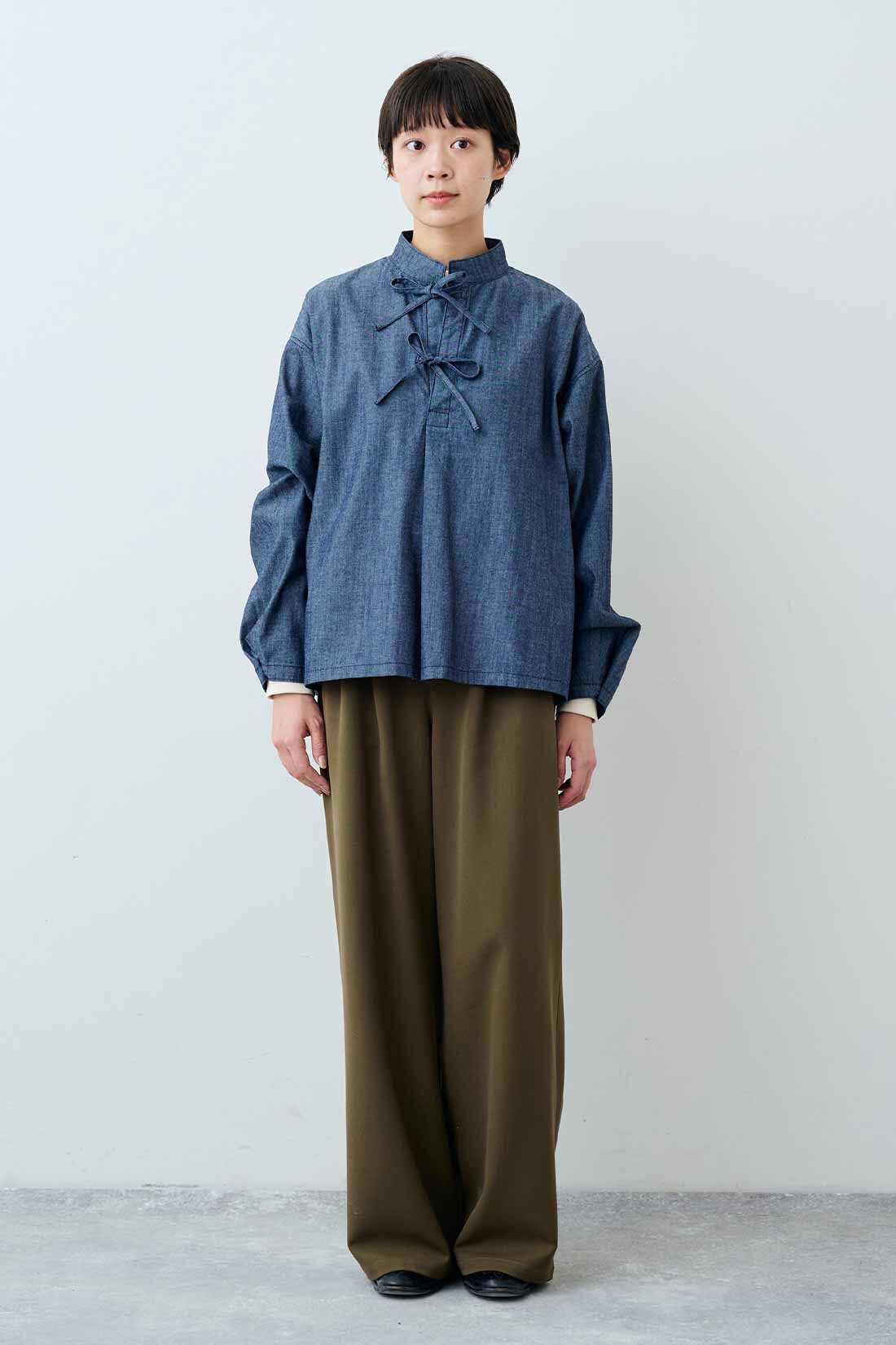 THREE FIFTY STANDARD|小谷 実由さんと作った チェック柄のアンクルコート〈グレー〉とフライス編みのストレッチラグランスリーブTシャツの会とゆるっとワイドパンツ〈カーキ〉のコーディネート|モデル身長：163cm 着用サイズ：M