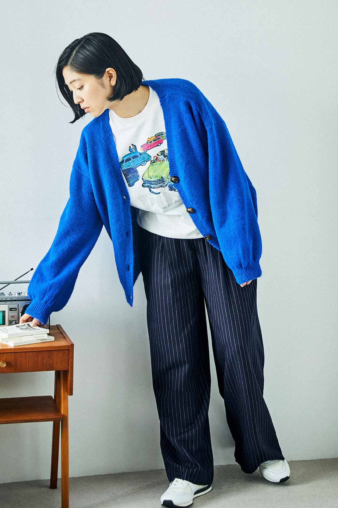 THREE FIFTY STANDARD|ウール混 Vネックカーディガン〈ロイヤルブルー〉とウエスト総ゴム ピンストライプのワイドパンツ〈ネイビー〉のコーディネート