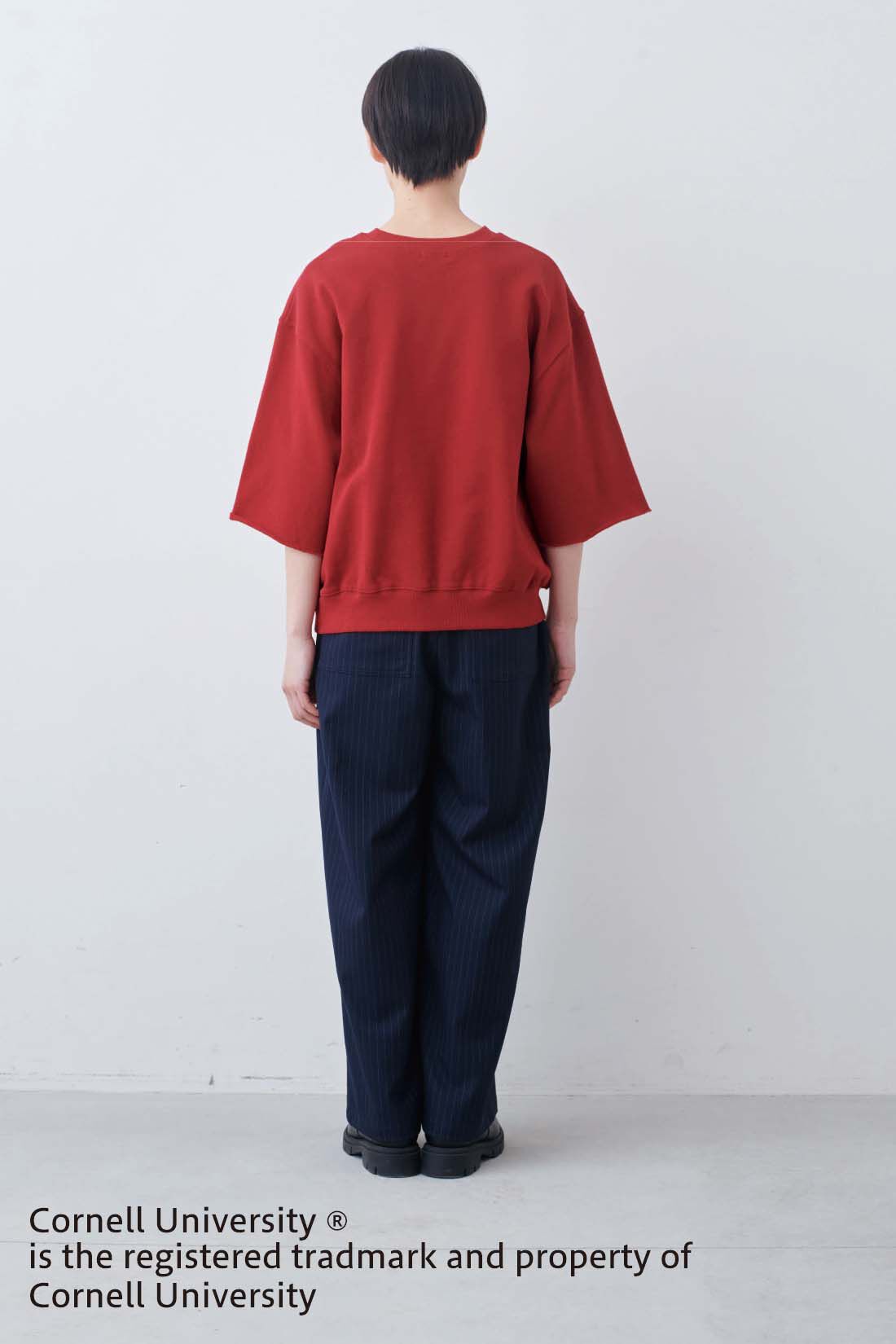 THREE FIFTY STANDARD|THREE FIFTY STANDARD　アメリカンカレッジ ミニ裏毛のロゴトップス〈レッド〉|モデル身長：163cm　着用サイズ：M
