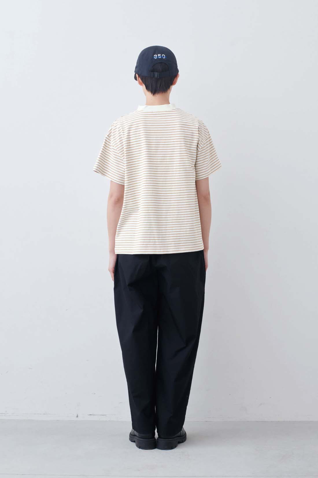 THREE FIFTY STANDARD|こだわりボーダーTシャツの会とアウトドアキャップ〈ブラック〉のコーディネート