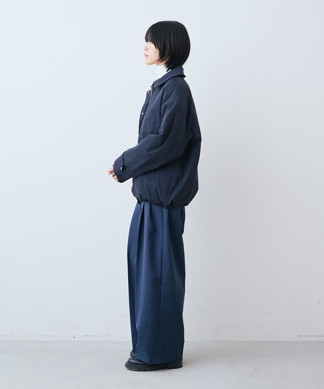 THREE FIFTY STANDARD|やさしい肌ざわりシルク混 カットソー タートルとタック スラックス パンツ〈チャコールグレー〉のコーディネート